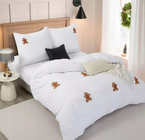 Cuty Gingerbread Pościel świąteczna z mikrofibry Spod Igły i Nitki – biała z aplikacjami 3D pierniczków, zapięcie na suwak