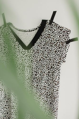 853 Kendall De Lafense – Koszula nocna z wiskozy w panterkę - ecru panterka