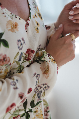 Lovely Dress Midi Milk&Love kremowa w kwiaty– sukienka ciążowa i do karmienia z lnem, elegancki krój z zamkami do karmienia