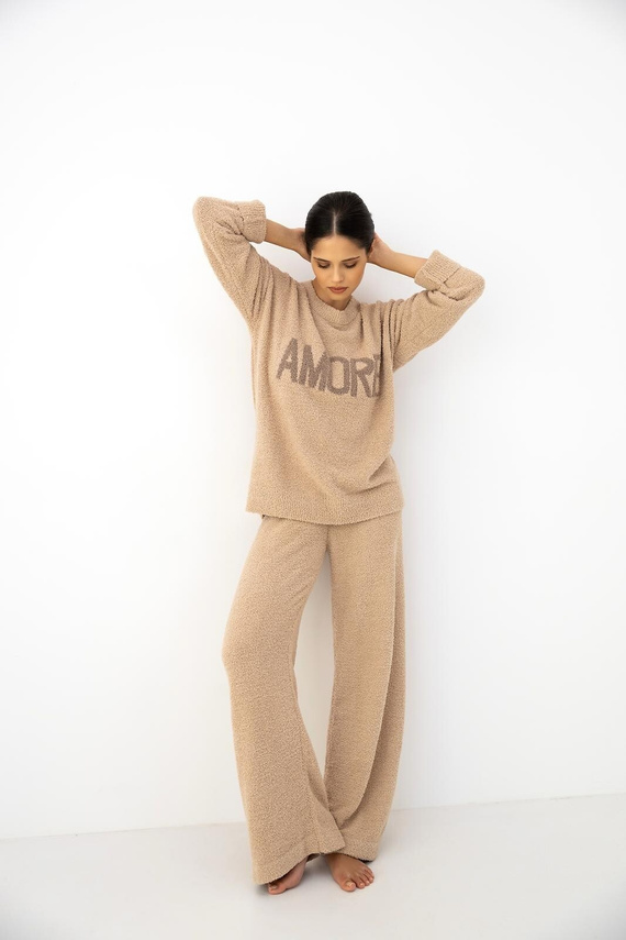 Dres damski Zerina beżowy Sensis – miękka dzianina, ozdobny napis AMORE, wygodny ściągacz, homewear