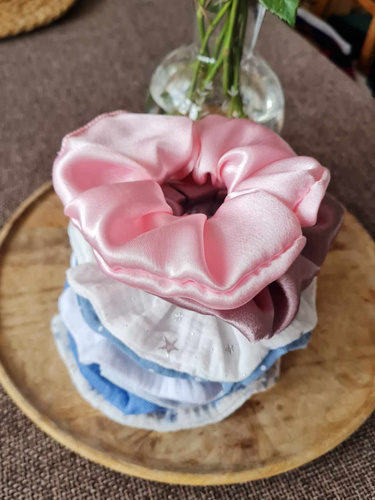 GS Scrunchie satynowa gumka do włosów Marija - różowy