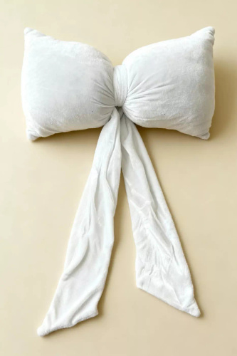 Poduszka świąteczna Kokarda 40x23 Spod Igły i Nitki – biała poduszka z weluru velvet, certyfikat Oeko-Tex