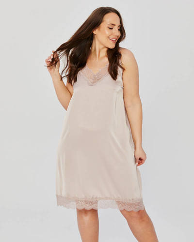 Satynowa koszula nocna z koronką plus size Mona beige