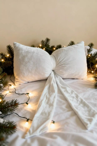 Poduszka świąteczna Kokarda 40x23 Spod Igły i Nitki – biała poduszka z weluru velvet, certyfikat Oeko-Tex