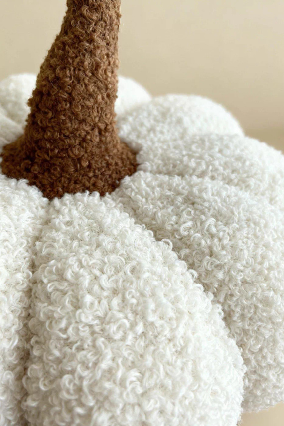 Dynia boucle Poduszka dekoracyjna Spod Igły i Nitki – biała, ozdoba jesienna i na Halloween