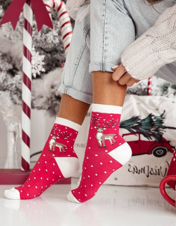 1283-021 Renifer Świąteczne Skarpety damskie Milena - czerwony