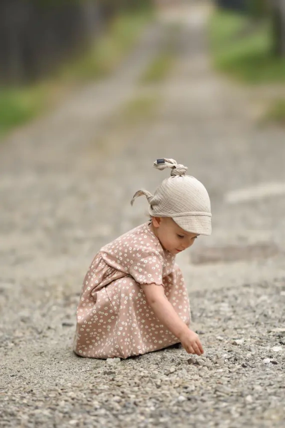 Cotton Muślin Chustka z daszkiem wiązana Makaszka - almondine