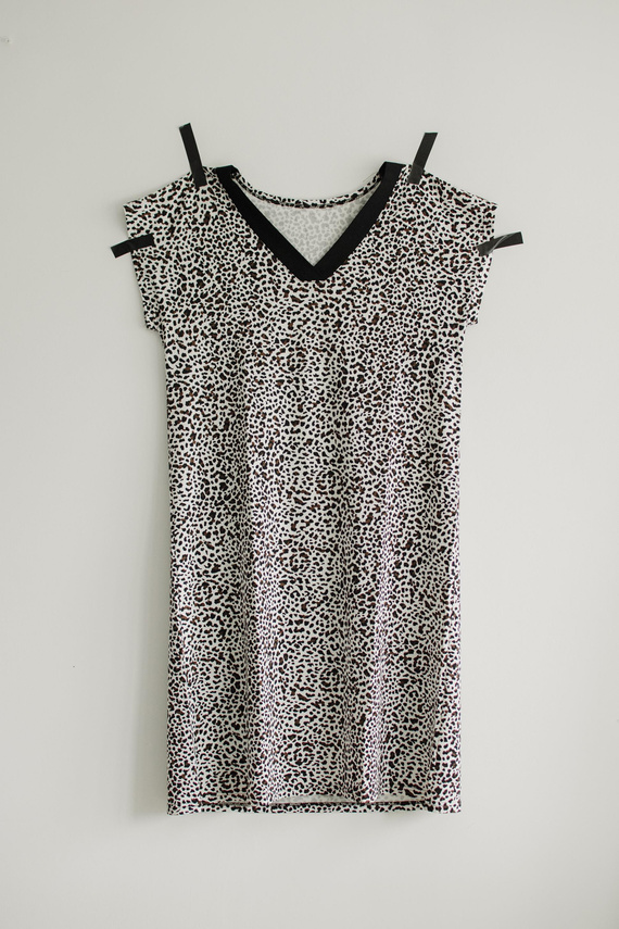 853 Kendall De Lafense – Koszula nocna z wiskozy w panterkę - ecru panterka