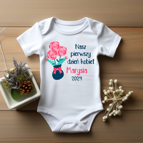 "Nasz pierwszy Dzień Kobiet z imieniem" Moocha Body krótki rękaw biały