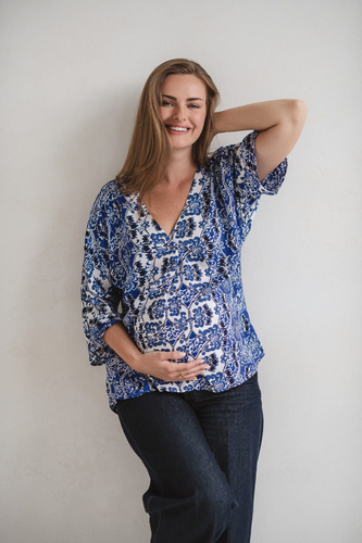 Bahama Mama Bluzka ciążowa do karmienia Milk&Love print Azul– wiskoza, rękaw 3/4, oversize