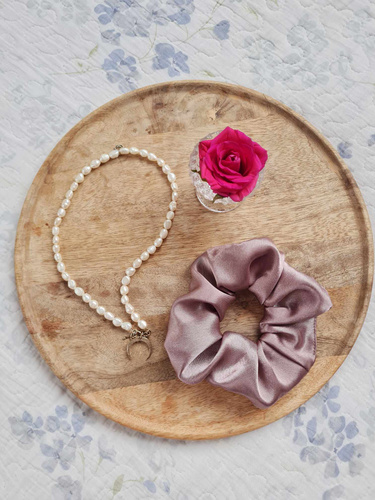 GS Scrunchie satynowa gumka do włosów Marija - choco