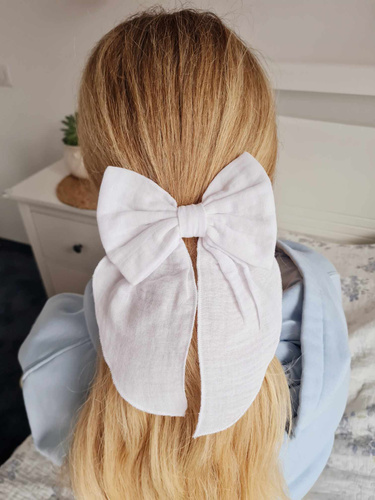 KGB16 Muślinowa kokarda do włosów na gumce Marija - biały