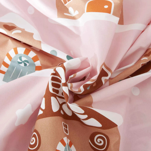 Gingerhouse Pościel mikrosatynowa świąteczna piernikowe domki różowa I25 Spod Igły i Nitki – miękka, gładka i trwała
