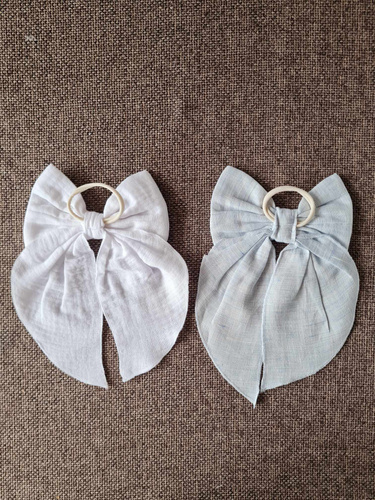 KGN16 Lniana kokarda do włosów na gumce Marija - błękit