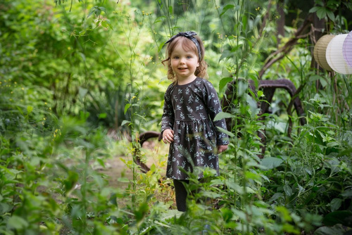  "Stay Green" Sukienka PINOKIO - grafit druk