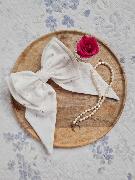 KMB16 Muślinowa kokarda do włosów z automatyczną klamrą Marija - biały