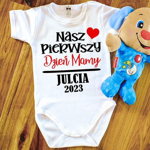 "Nasz pierwszy dzień mamy"  z imieniem " Moocha Body krótki rękaw biały
