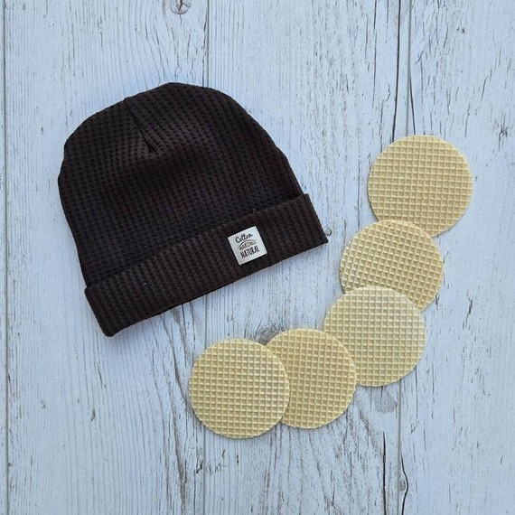 4249M "Natural Waffel" Czapeczka niemowlęca Makoma mocha