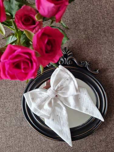 KMB16 Muślinowa kokarda do włosów z automatyczną klamrą Marija - biały