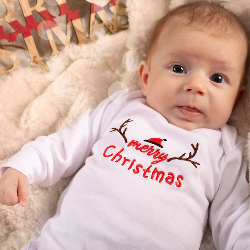 Pajacyk niemowlęcy 163515 "Magia Świąt" Nicol - haft "Marry Christmas"