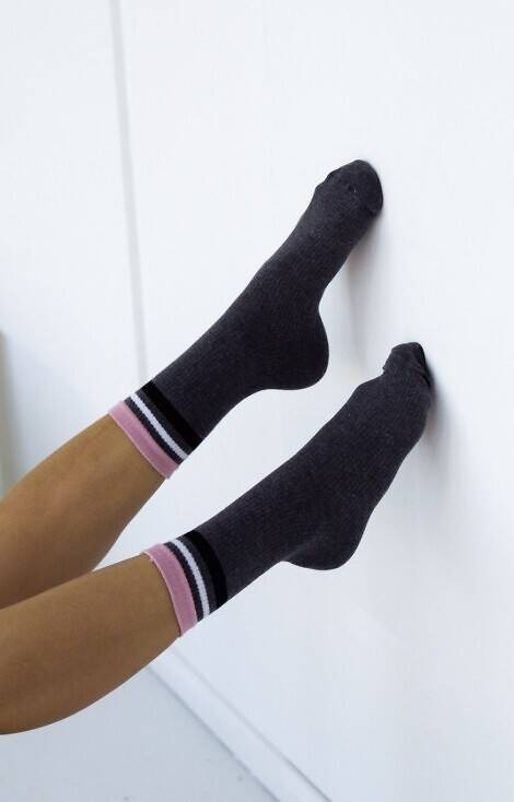 1313-001 Prążek z paskami Skarpety damskie Milena ciemny melanż 03