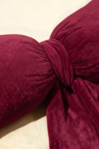 Poduszka świąteczna Kokarda Spod Igły i Nitki – bordowa poduszka z weluru velvet, certyfikat Oeko-Tex