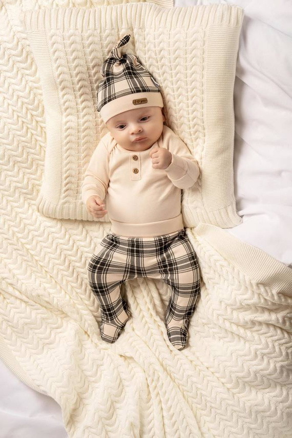 Czapeczka niemowlęca 163525 "Magia Świąt" Nicol - kratka: czarny, beżowy