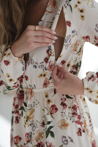 Lovely Dress Midi Milk&Love kremowa w kwiaty– sukienka ciążowa i do karmienia z lnem, elegancki krój z zamkami do karmienia