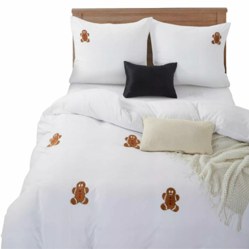 Cuty Gingerbread Pościel świąteczna z mikrofibry Spod Igły i Nitki – biała z aplikacjami 3D pierniczków, zapięcie na suwak