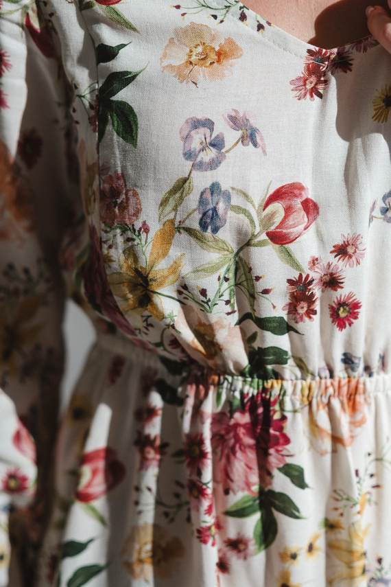 Lovely Dress Midi Milk&Love kremowa w kwiaty– sukienka ciążowa i do karmienia z lnem, elegancki krój z zamkami do karmienia