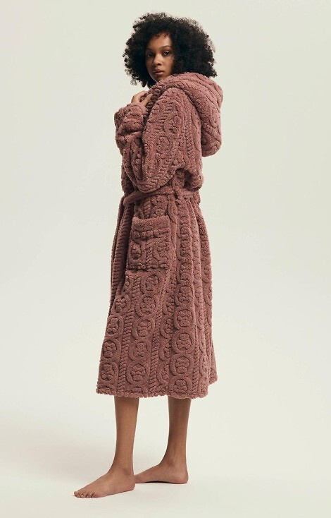 43592 Darlena Henderson dusty rose – szlafrok damski z kapturem, długi, miękki, wzorzysty