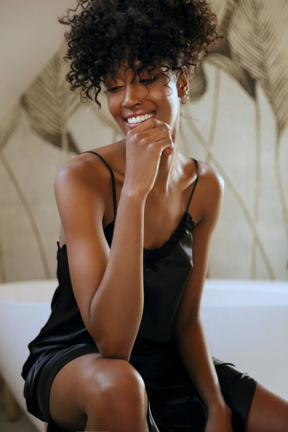 Abeni Halka satynowa koszulka damska DKaren - czarna