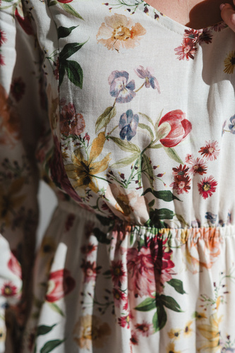 Lovely Dress Midi Milk&Love kremowa w kwiaty– sukienka ciążowa i do karmienia z lnem, elegancki krój z zamkami do karmienia