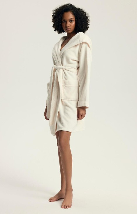 43599 Darlan Szlafrok damski z kapturem Henderson cream – miękki, lekki, przed kolano