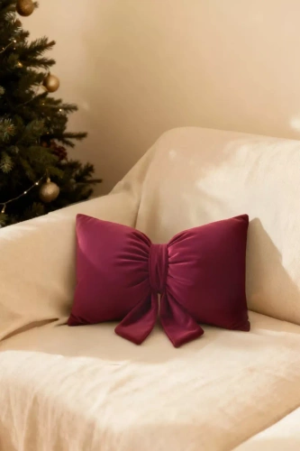 Poduszka świąteczna Kokarda Spod Igły i Nitki – bordowa poduszka z weluru velvet, certyfikat Oeko-Tex