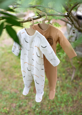 Le Tigre Pinokio Pajac niemowlęcy - ecru druk