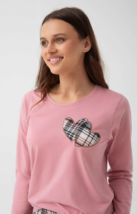 322 Luna różowa – piżama damska bawełniana, serduszka, długi rękaw, spodnie w kratkę