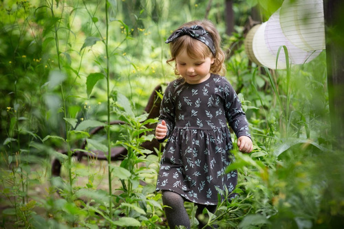  "Stay Green" Sukienka PINOKIO - grafit druk