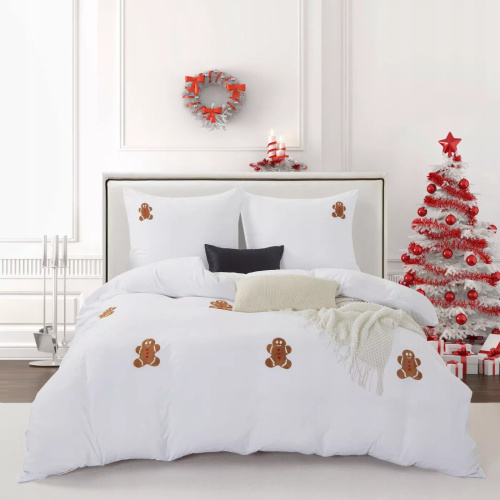 Cuty Gingerbread Pościel świąteczna z mikrofibry Spod Igły i Nitki – biała z aplikacjami 3D pierniczków, zapięcie na suwak