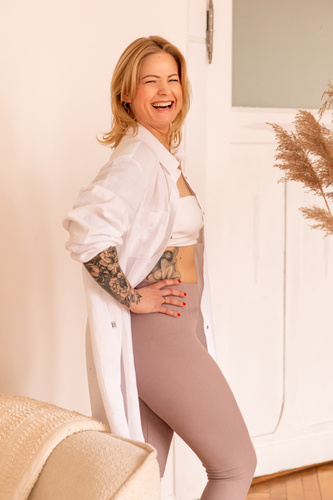 3431B Długa koszula muślinowa Marija – oversize, 100% bawełna, idealna dla kobiet w ciąży i mam - biały