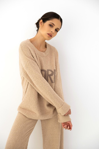 Dres damski Zerina beżowy Sensis – miękka dzianina, ozdobny napis AMORE, wygodny ściągacz, homewear