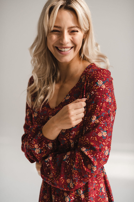 Lovely Dress Midi Sukienka ciążowa i do karmienia Milk&Love – bordowa w kwiaty, długi rękaw