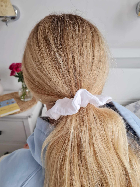 GM Scrunchie muślinowa gumka do włosów Marija - biały