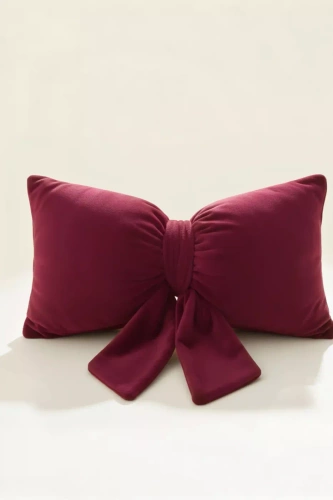 Poduszka świąteczna Kokarda Spod Igły i Nitki – bordowa poduszka z weluru velvet, certyfikat Oeko-Tex