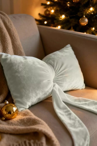 Poduszka świąteczna Kokarda 40x23 Spod Igły i Nitki – kremowa poduszka z weluru velvet, certyfikat Oeko-Tex