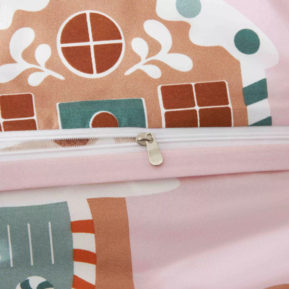 Gingerhouse Pościel mikrosatynowa świąteczna piernikowe domki różowa I25 Spod Igły i Nitki – miękka, gładka i trwała