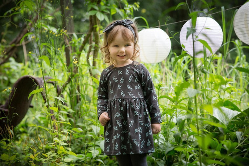  "Stay Green" Sukienka PINOKIO - grafit druk