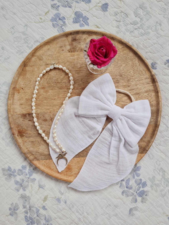 KGB16 Muślinowa kokarda do włosów na gumce Marija - biały