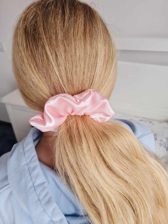 GS Scrunchie satynowa gumka do włosów Marija - różowy