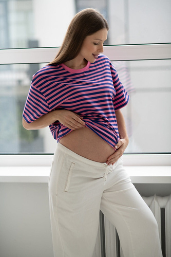 Mamahood T-shirt ciążowy i do karmienia Milk&Love różowo-niebieskie paski – wygodny i stylowy